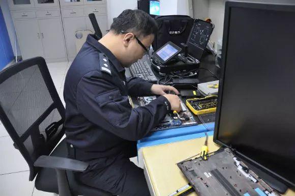 黑客24小时app接单提现的真相：便捷背后隐藏的法律风险与安全陷阱  第1张