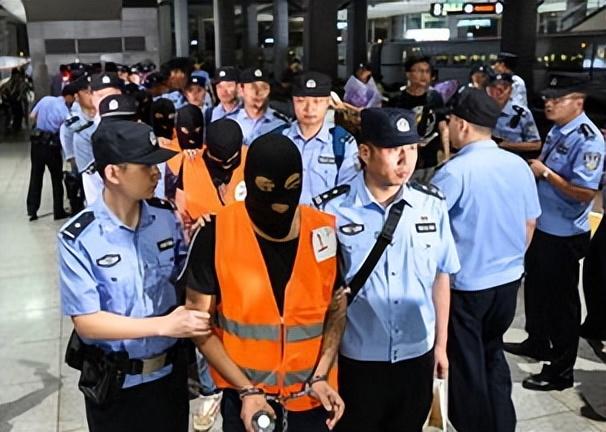 求私人黑客高手QQ联系方式？先了解合法需求与风险，避免被骗和数据泄露  第1张