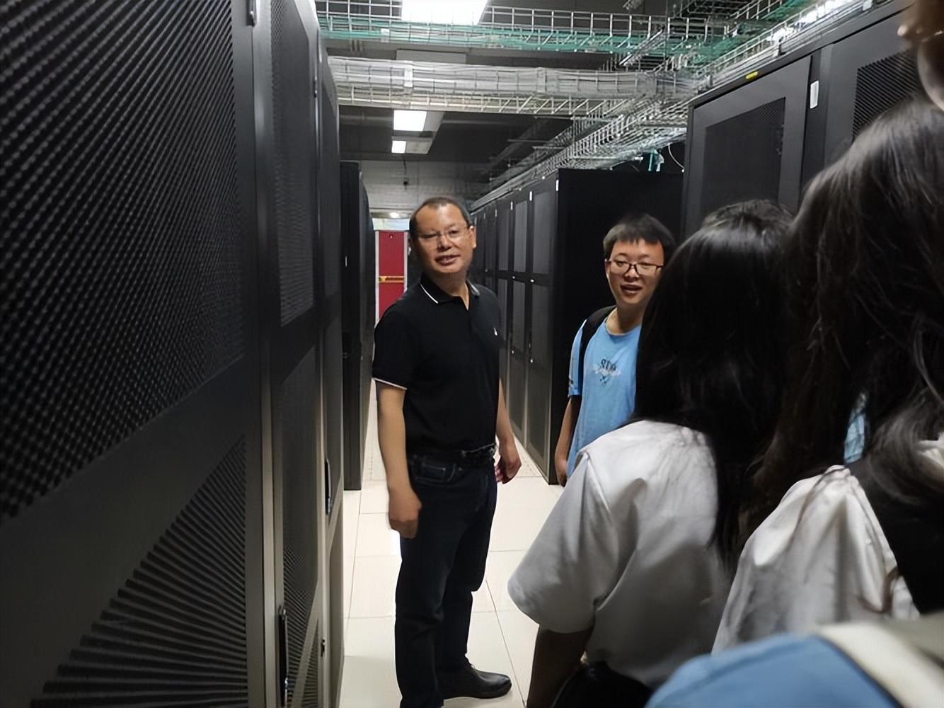 黑客24小时雇佣平台：揭秘全球网络地下经济的便捷服务与法律风险