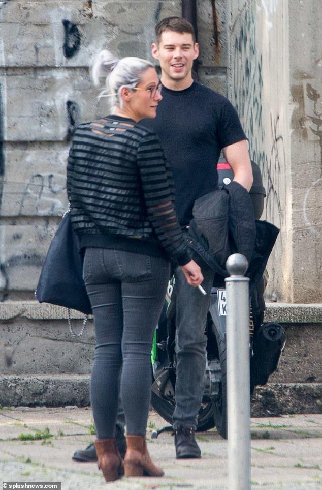 黑客在线QQ接单技术全解析：揭秘灰色产业链运作与安全防范指南  第3张