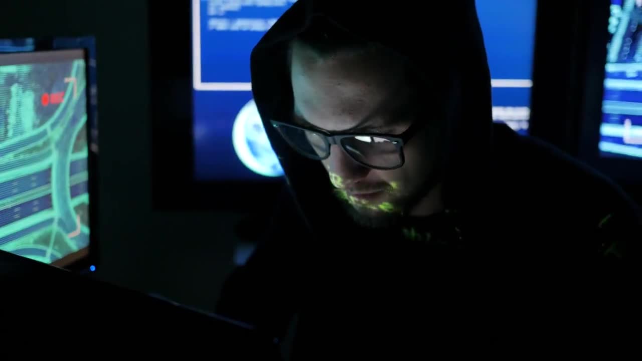 个人黑客：揭秘数字时代的技术探险家与安全守护者