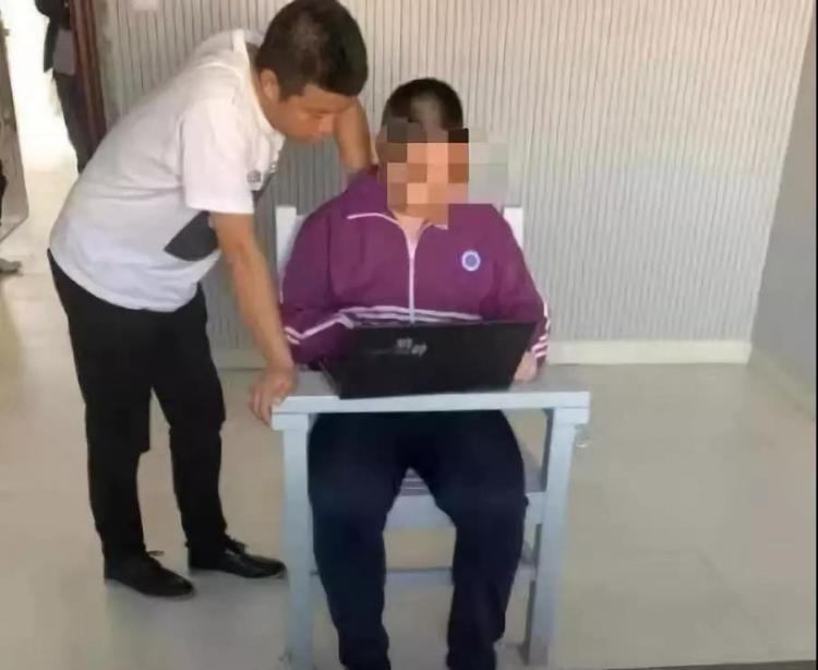 黑客在线服务：合法与非法界限全解析，助你安全选择避免法律风险  第2张