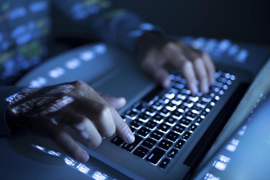 先破解后接单的QQ黑客服务揭秘：如何防范账号被盗与法律风险