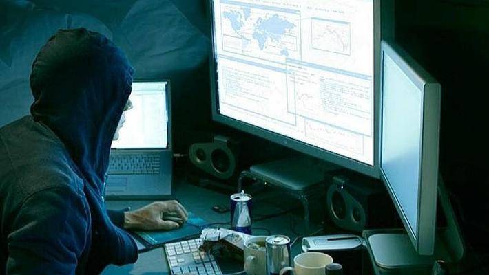 黑客真实收入揭秘：从黑市暴利到合法高薪，如何选择你的网络安全职业道路